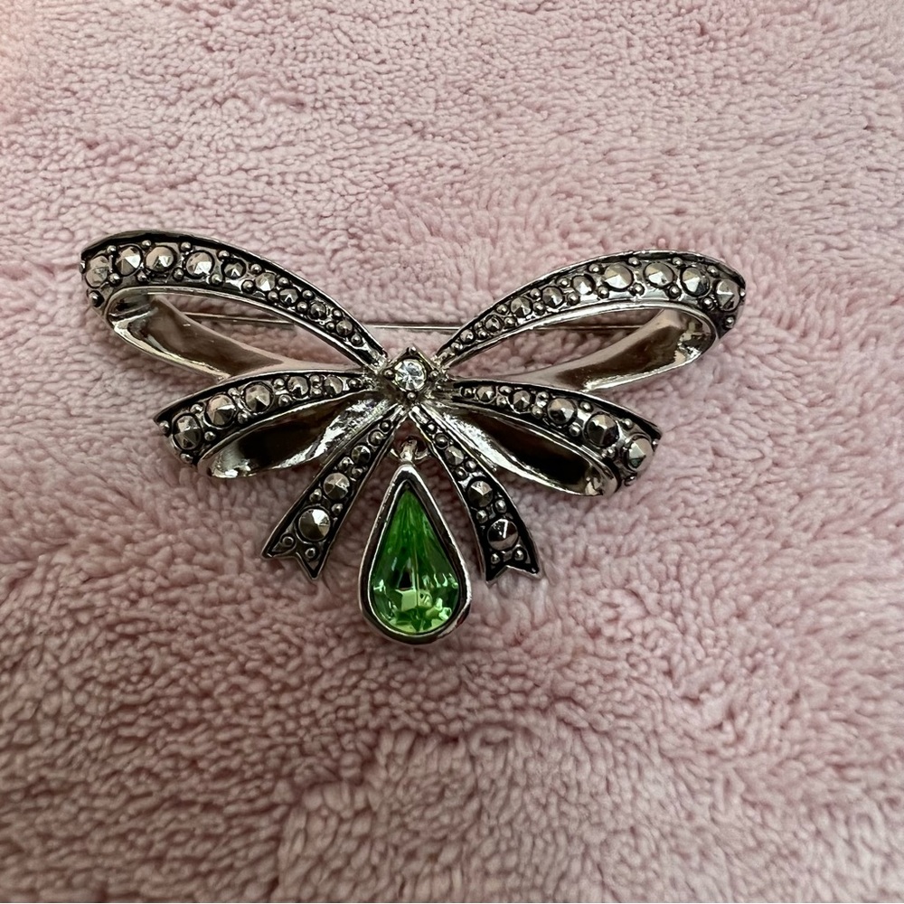Avon Vintage Bow with Stunning Green Teardrop Stone Brooch